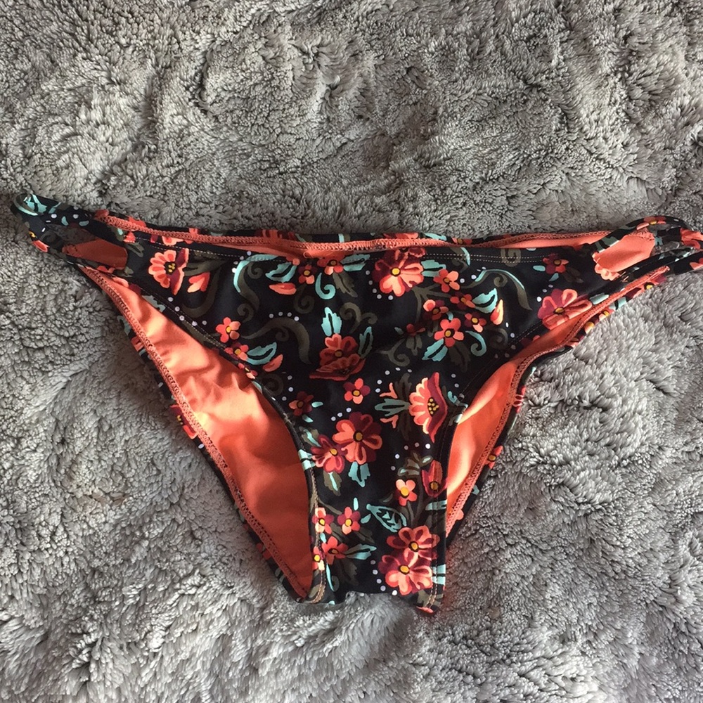 Bikini - Picture 2 of 7